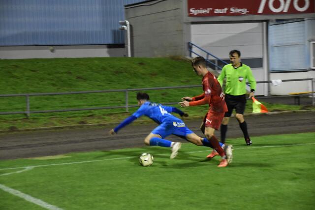 Pinkafelds Lukas Zapfel (r.) ließ Oberwarts Elias Jandrisevits (4) straucheln.