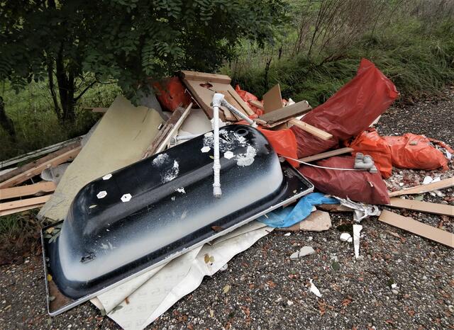 Illegale Müllablagerung in freier Natur zwischen Wilfersdorf und Erdberg.