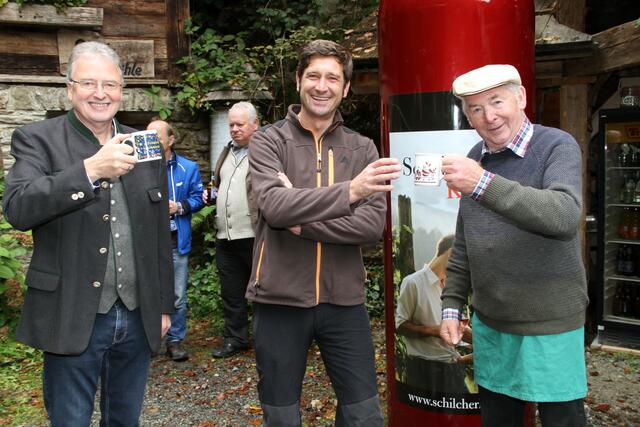 Der letzte Bürgermeister der Berggemeinde Wielfresen Franz Jöbstl, Schauspieler Andreas Kiendl und Peter Fürbass (v. l.) hoffen auf ein gutes Abschneiden im Finale.  | Foto: Josef Fürbass