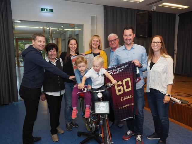 Gratulation zum 60er für Claus Hödl (3.v.re.) durch seine Familie.