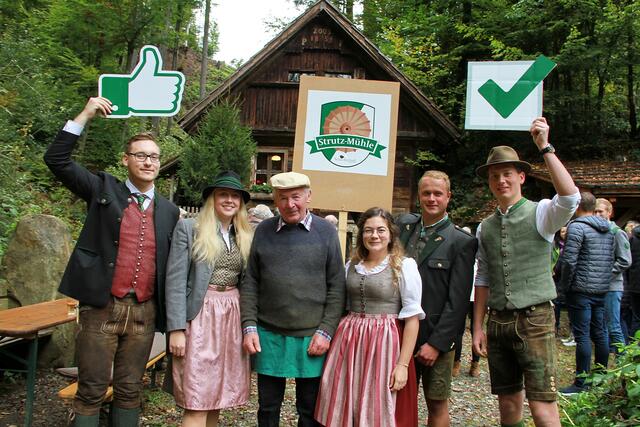 Daumen hoch für den Steiermark-Sieger Strutz-Mühle. Bei der Live-Show des ORF am 26. Oktober ist allerdings vorrangig der Zeigefinger gefragt: Es gilt, das Telefon oder Handy zum Glühen zu bringen! | Foto: Josef Fürbass