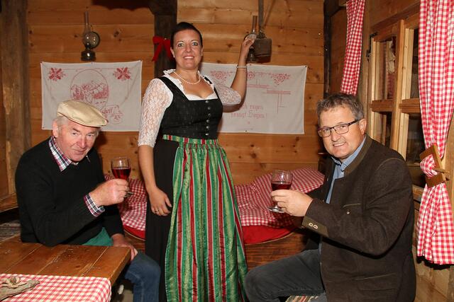 Peter Fürbass, Nora Ruhri und Bgm. Josef Waltl in der Strutz-Mühle, wo auch das Müller-Glöckerl eine wichtige Aufgabe erfüllt.  | Foto: Josef Fürbass
