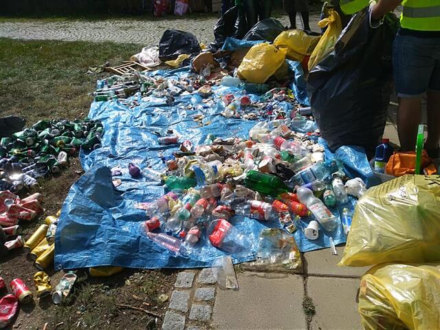 Verein Plastic Planet Austria: Zählung der PETflaschen und Dosen/world cleanup day 2020,
Littering trotz Mistkübel/alle 100m