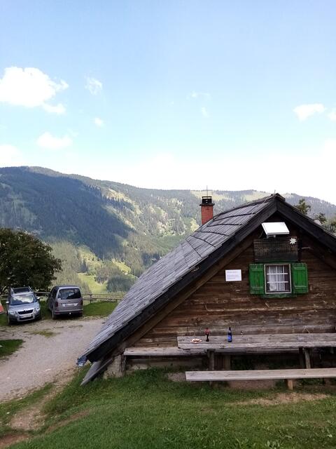 Von der Hütte auf der Thyrnauer Alm hat man einen schönen Weitblick ins Umfeld