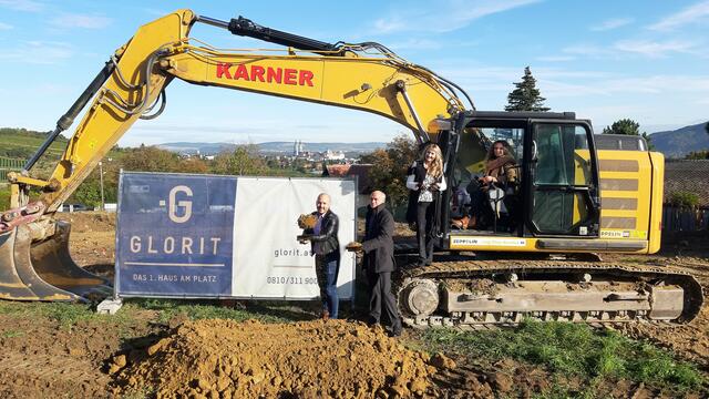 Spatenstich für das größte Hausbauprojekt von Glorit in Klosterneuburg: Die beiden Geschäftsführer Lukas Sattlegger und Stefan Messar, Architektin Irena Zawila und Andrea Höllbacher (Prokuristin und Leiterin der Abteilung Hausbau)