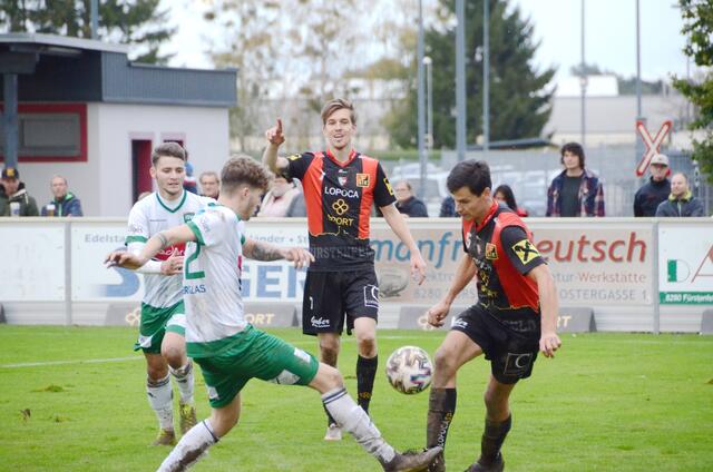 Der FSK (in rot/schwarz) besiegte im Landesligaderby den Ilzer SV mit 4:1