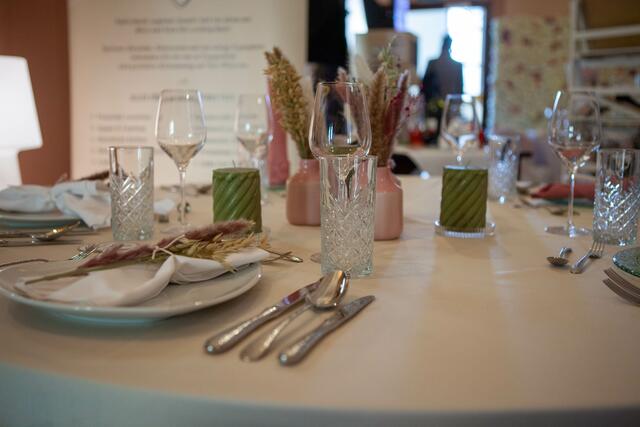 Bei so einem schön gedeckten Tisch von Catering Kögl schmeckt das Hochzeitsessen gleich noch besser.  | Foto: sz