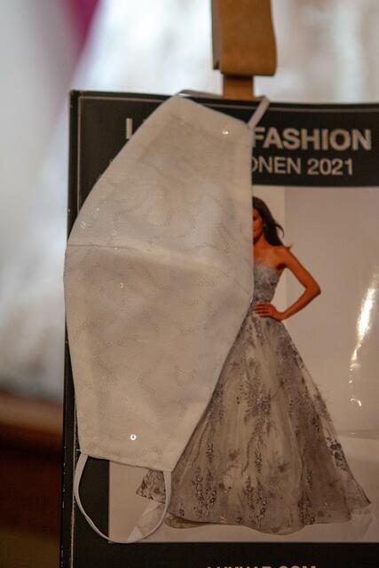 Bei Brautmoden Hofer gibt es jetzt sogar Mund-Nasen-Schutzmasken im Hochzeitsstil.  | Foto: sz