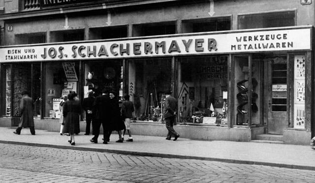 Damals 1950: Schachermayer am Taubenmarkt
Seit 1866 befand sich an der Adresse Landstraße 4–6 die Eisenwarenhandlung des Josef Schachermayer. Die Firma entwickelte sich zu einem Großhandelsbetrieb, der später an die Lastenstraße verlegt wurde und seit dem Jahr 1984 an der Industriezeile angesiedelt ist. Im Detailgeschäft an der Landstraße wurde über Jahrzehnte sowohl Handwerker- als auch Haushaltsbedarf geführt, bis es 2007 seine Pforten schloss. | Foto: Archiv der Stadt Linz