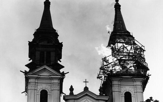 Damals 1963: Brand der Pöstlingbergkirche
Am 31. Mai 1963 brannte der rechte Turm der Linzer Pöstlingbergkirche nieder. Das Feuer – durch eine Lötlampe verursacht – zerstörte auch das Dach der Basilika. Turm und Dach wurden nach dem Brand wieder aufgebaut. Im Jahr 1919 war der Dachstuhl zum ersten Mal abgebrannt, Auslöser war damals ein Blitzschlag. Die Pöstlingbergkirche wurde in den Jahren 1742–1748 erbaut und am 9. Dezember 1748 eingeweiht. | Foto: Archiv der Stadt Linz