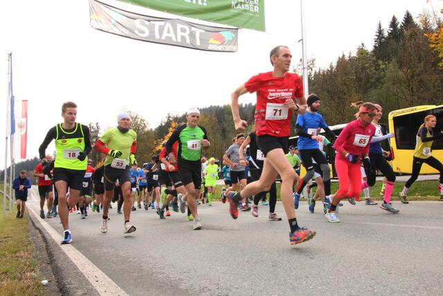 Stramme Wadeln: Sieger Florian Zeisler (Nr. 71) gab das Tempo vor, ganz links der Drittplatzierte Stefan Fuchs (Nr. 18) | Foto: Gerald Habison