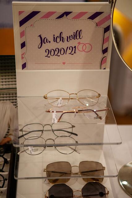 Hochzeitsaccessoires wie zum Beispiel Brillen von Optik Bastel.  | Foto: sz