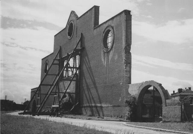 Damals 1949: Wiederaufbau der Fleischmarkthalle
Die Fleischmarkthalle wurde 1928 nach Plänen von Stadtbaudirektor Curt Kühne als damals größter Holzhallenbau Österreichs errichtet. Im Zweiten Weltkrieg durch Bombenabwürfe beschädigt, stürzte das Hallendach nach starkem Schneefall im Februar 1947 ein. Nur die Stirnwände blieben stehen. Für den Wiederaufbau in den Jahren 1949/1950 wurde auf Grund der längeren Haltbarkeit eine Stahlkonstruktion gewählt. | Foto: Archiv der Stadt Linz