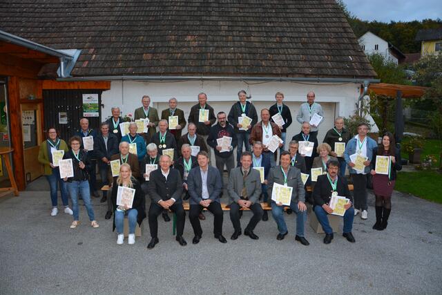 Strahlen mit ihren Medaillen um die Wette: die prämierten Imker des Bienenzuchtverein Feldbach, um Obmann Alois Rauch und Ehrengästen.