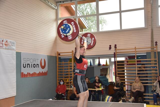 Lena Raidel (Union Lochen) mit der neuen OÖ-U17 Bestleistung von 84 kg im Stoßen.
Foto: Conny Högg