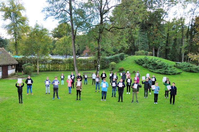 Die Prüfungskandidatinnen und Prüfungskandidaten vor der Musikschule Mureck. | Foto: Blasmusikbezirksverband Radkersburg / Lena Trummer