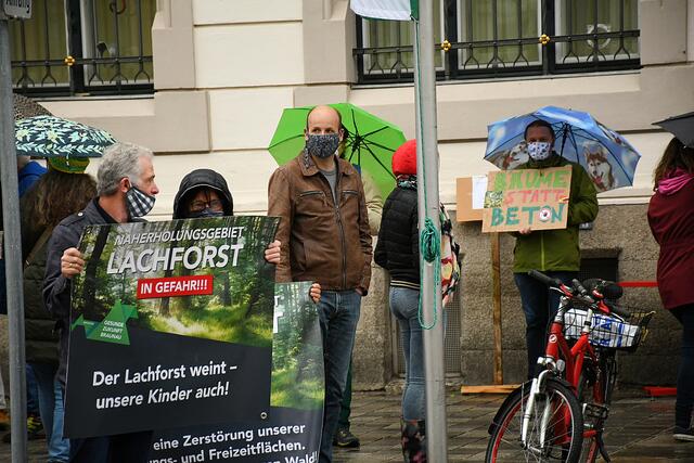 Demo vorm Rathaus am Stadtplatz in Braunau am Inn.