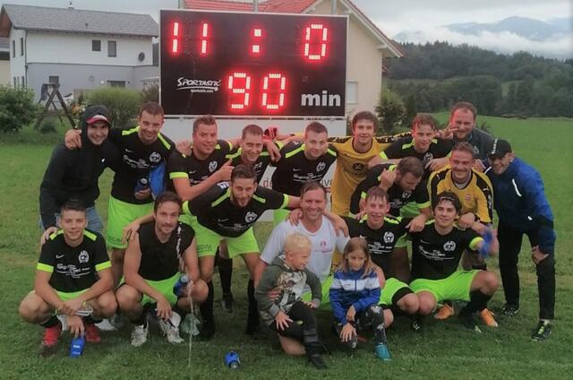 Ein 11:0-Sieg gegen Admira Villach 1b – da konnte nach dem Spiel natürlich ein richtig gutes Draschitzer Teambuilding abgehalten werden. | Foto: Smole
