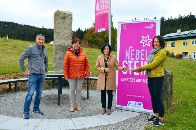 Im Bild: von links nach rechts: Tourismusvereinsvorstände Erwin Weber und Helga Prinz
Landtagsabgeordnete und Bürgermeisterin Margit Göll und Gabriele Hofbauer von feratel
 | Foto: Tourismusverein Moorbad Harbach