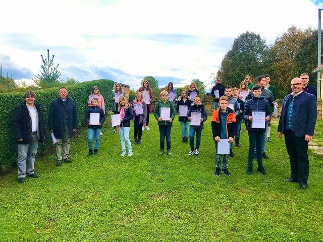 Die Prüfungskandidatinnen und Prüfungskandidaten vor der Musikschule Radkersburg