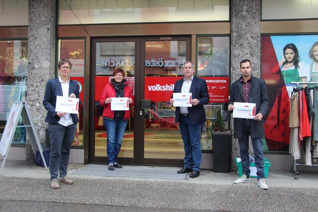 Beim Volkshilfe-Shop in Bad Ischl: LAbg. Sabine Promberger , Monika Gschwandtner, Bgm. Fritz Feichtinger, Mario Haas. | Foto: Volkshilfe