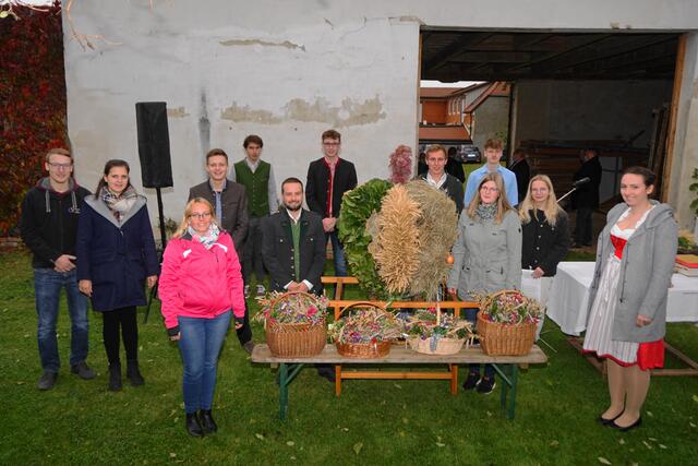 Die Landjugend Hain (mit Leiter Paul Hagenauer, 4.vl. und Leiterin Lisa Klenk, rechts) zeigt stolz ihre Erntekrone und gestaltete auch die Erntedank-Feldmesse mit.