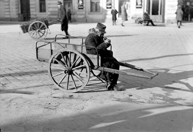 Damals 1932: Ein Dienstmann bei der Pause
Noch in der ersten Hälfte des 20. Jahrhunderts gehörte der Anblick von Dienstmännern auf den Straßen und Plätzen der Stadt zum Alltag. Sie durften ihr Gewerbe nur mit Konzession ausüben und trugen eine rotgrüne Kappe mit nummeriertem Messingschild. Dienstmänner verrichteten gegen Entgelt kleinere Arbeiten, etwa Botendienste, Transporte usw. Die zunehmende Motorisierung setzte ihrem Gewerbe ein Ende. | Foto: Archiv der Stadt Linz