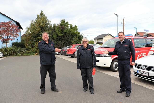 HBI Andreas Reiter (li) und Bezirkskommandant Gernot Rieger mit Gaby Steinscherer, die sich nach ihrer Schulkarriere ehrenamtlich bei der Feuerwehr engagiert. | Foto: Edith Ertl