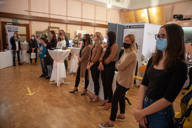 Alle Gäste bewunderten das Brautpaar.  | Foto: sz