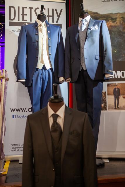 Hochzeitsanzüge von Dietschy - Die Mode. | Foto: sz