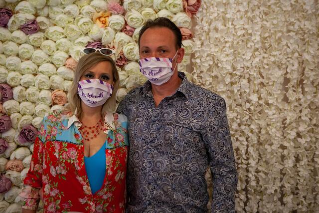 Bei DDekor - Hochzeitsdekoration konnten die Gäste verschiedenste Dekorationsartikel bewundern. Auf dem Foto zu sehen: die Inhaber Norbert Dene und Anikó Virágo. | Foto: sz