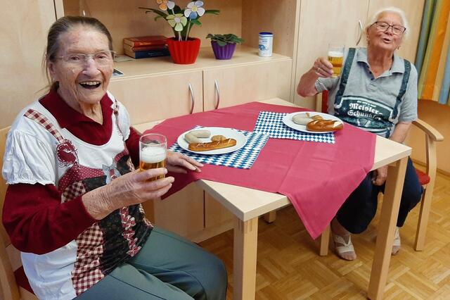 Theresia Schmidt (links) und Maria Leschitz (rechts), Bewohnerinnen des SeneCura Sozialzentrums Rust, freuten sich über die leckeren Oktoberfest-Schmankerln.