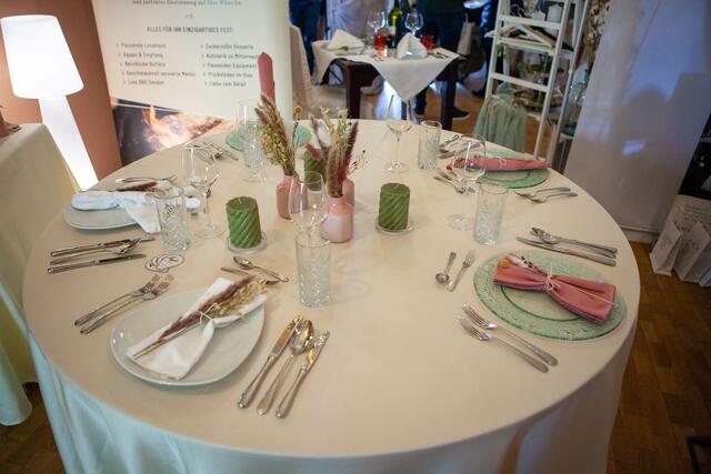 Bei so einem schön gedeckten Tisch von Catering Kögl schmeckt das Hochzeitsessen gleich noch besser.  | Foto: sz