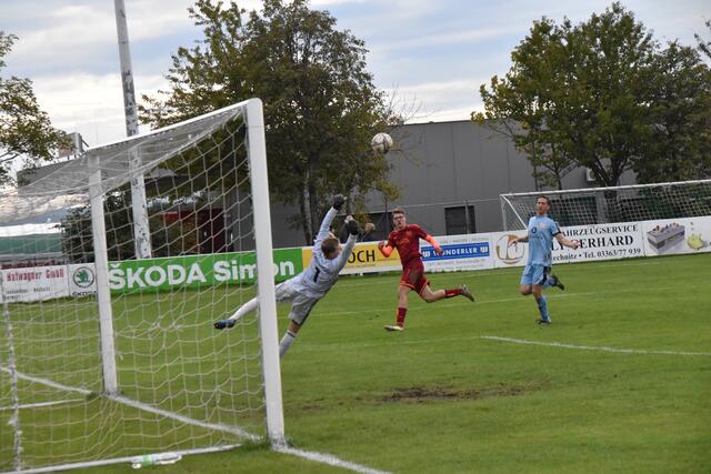 Tolle Parade vom Rechnitzer Reserve-Keeper Mario Habetler gegen Zweifachtorschützen Markus Panzenböck. Das Spiel endete 2:3. | Foto: Michael Strini