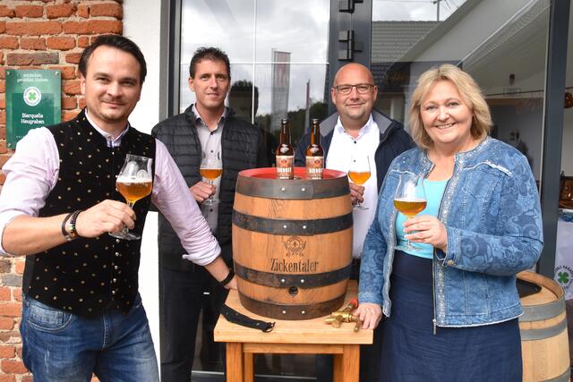 Sie nahmen den offiziellen ersten Schluck: Brauer Patrick Krammer, Bgm. Gernot Kremsner, Bgm. Mario Faustner und Helga Galosch (von links). | Foto: Martin Wurglits