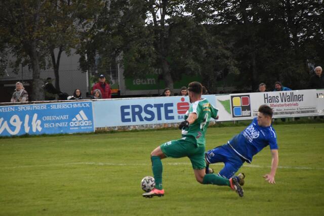 Beide Teams schenkten sich wenig: Peter Valkovszki
gegen Christoph Schaffer | Foto: Michael Strini