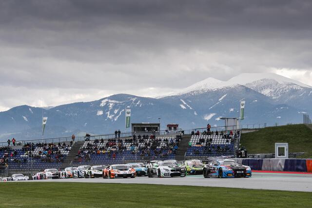 Der Schnee lacht von den Bergen, die ADAC GT Masters sorgte für heiße Rennaction