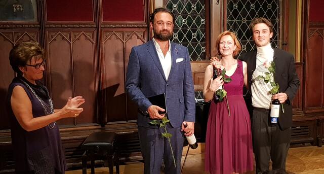 Präsidentin Elisabeth Micka mit den Künstlern Ulrike Hallas, Tobias Resch und Belush Korenyi.