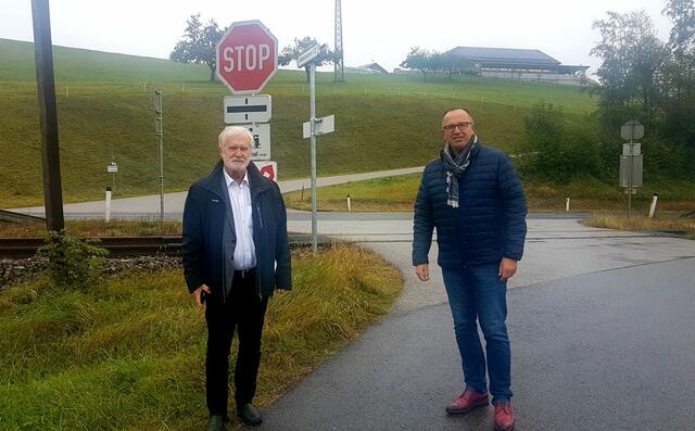 SPÖ und FPÖ setzten sich für den Erhalt der Eisenbahnkreuzung Schatzsiedlung ein: Bürgermeister Franz Allerstorfer (l.) und LAbg. Günter Pröller.