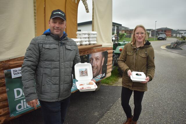 Daniel Wriessnig und Sarah Klatzer mit der regionalen Frühstücksbox