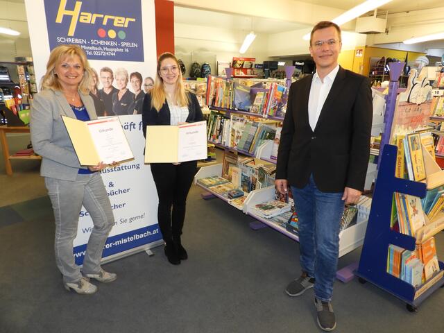 Karin Harrer, Julia Eder, WK-Bezirksstellenobmann-Stv. Gernot Wiesinger