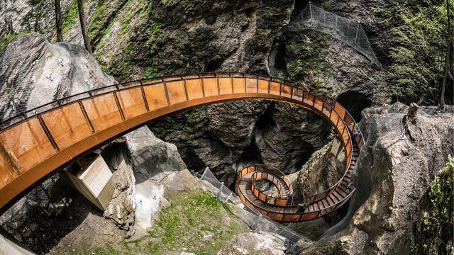 ST. JOHANN: Liechtensteinklamm – Als ein Highlight der Stadt St. Johann wurde die Liechtensteinklamm empfohlen. Besonderer Anziehungspunkt ist die neue 30 Meter in die Tiefe gehende Wendeltreppe "Helix". Die Klamm ist voraussichtlich noch bis zum 31. Oktober geöffnet.