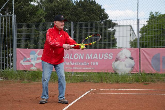 Erich Jenicek ist 92 Jahre alt und steht während der Saison fast jeden Tag auf dem Tennisplatz. | Foto: Michael Ellenbogen