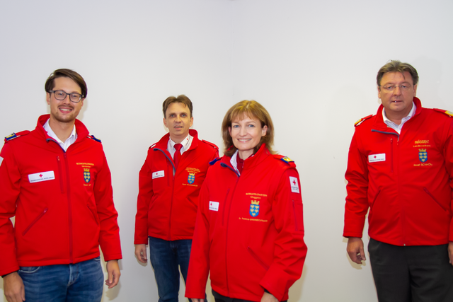 Bezirksstellenleiter Neunkirchen Gregor List, Bezirksstellengeschäftsführer Horst Willesberger, Bezirksstellenleiterin Gloggnitz Dr. Patricia Windbrechtinger, Präsident Rotes Kreuz Niederösterreich Josef Schmoll. | Foto: Rotes Kreuz