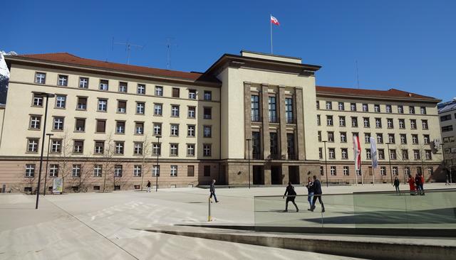 Der Amtsbetrieb in der Tiroler Landesverwaltung wird auch in der kommenden Zeit weiterhin eingeschränkt möglich sein.  | Foto: Land Tirol