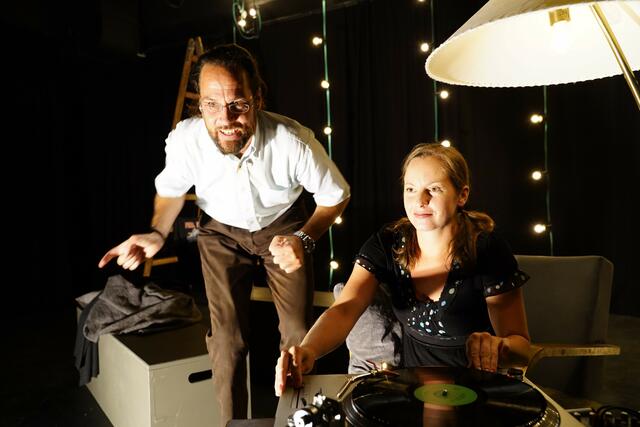 Bernhard James Lang und Ines Stockner in „Time Out“.
  | Foto: Markus Steinwender