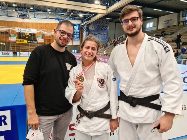Stehlende Asimina neben Martin und Moritz