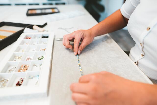 Die selbstkreierten Stücke werden dann per Handarbeit von sija Schmuck gefertigt.