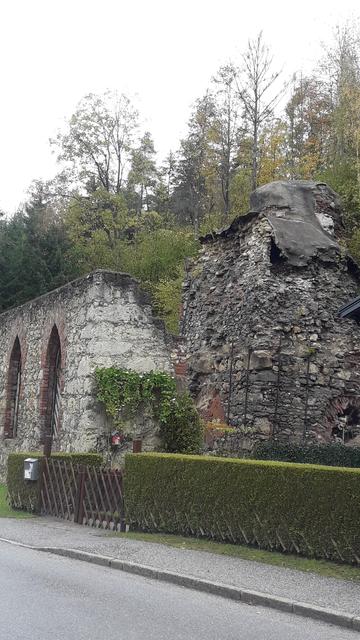 angrenzend an die Mauerreste steht ein Einfamilienhaus | Foto: I.Wozonig