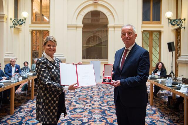 Verteidigungsministerin Klaudia Tanner überreicht Ministerialrat Karl Schneemann das Große Silberne Ehrenzeichen. | Foto: Carina KARLOVITS HBF/BMLV